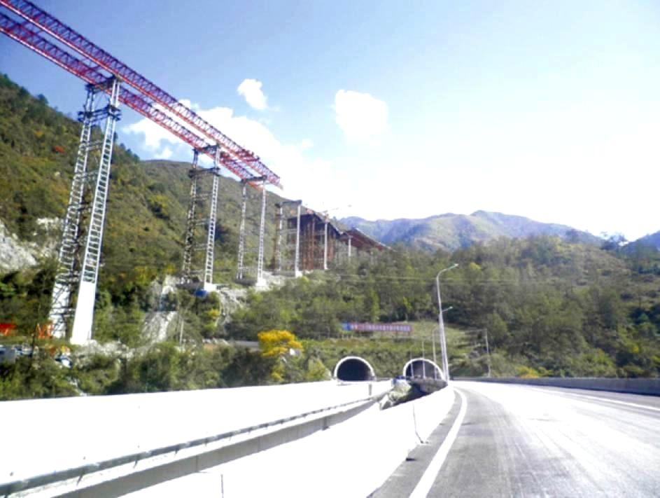 雅泸高速螺旋隧道和钢结构大桥